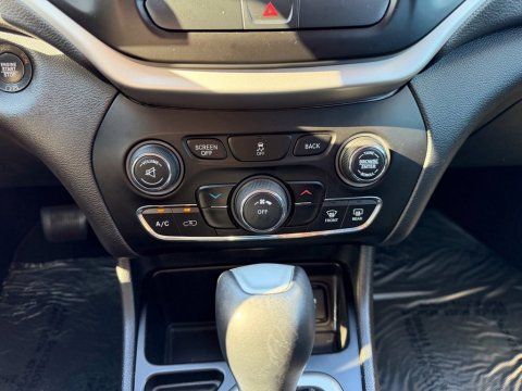Pre-Owned Granite Crystal Metallic Clearcoat 2018 Jeep Cherokee Latitude Plus FWD - photo 26 - Stock #X2578