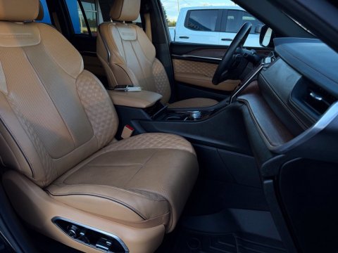 Pre-Owned Diamond Black Crystal Pearlcoat 2022 Jeep Grand Cherokee Summit RWD - photo 20 - Stock #261176A