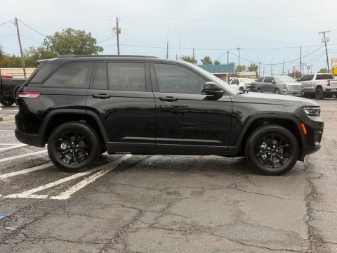 Pre-Owned Diamond Black Crystal Pearlcoat 2025 Jeep Grand Cherokee Altitude X 4WD - photo 4 - Stock #261270A