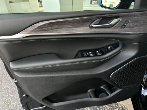 Pre-Owned Diamond Black Crystal Pearlcoat 2025 Jeep Grand Cherokee Overland 4WD - photo 10 - Stock #261021A