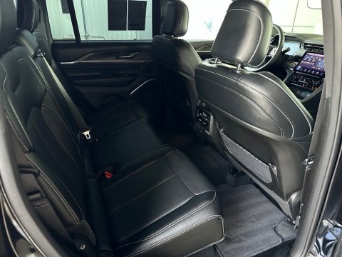 Pre-Owned Diamond Black Crystal Pearlcoat 2025 Jeep Grand Cherokee Overland 4WD - photo 17 - Stock #261021A