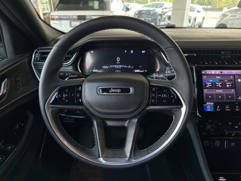 Pre-Owned Diamond Black Crystal Pearlcoat 2025 Jeep Grand Cherokee Overland 4WD - photo 18 - Stock #261021A