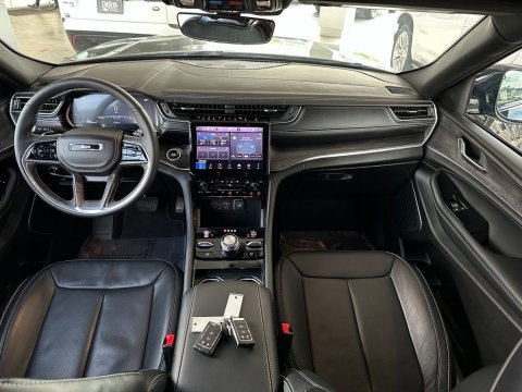 Pre-Owned Diamond Black Crystal Pearlcoat 2025 Jeep Grand Cherokee Overland 4WD - photo 19 - Stock #261021A