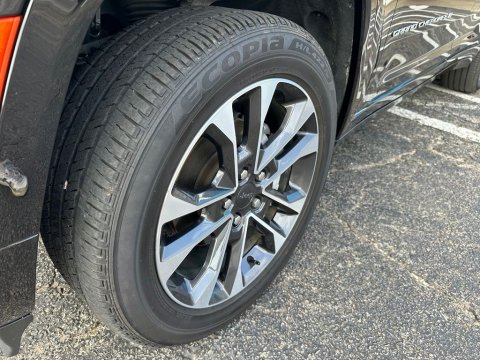 Pre-Owned Diamond Black Crystal Pearlcoat 2025 Jeep Grand Cherokee Overland 4WD - photo 8 - Stock #261021A