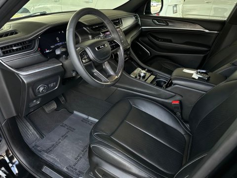 Pre-Owned Diamond Black Crystal Pearlcoat 2025 Jeep Grand Cherokee Overland 4WD - photo 9 - Stock #261021A
