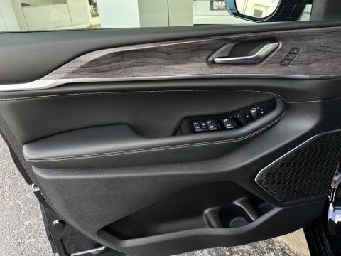 Pre-Owned Diamond Black Crystal Pearlcoat 2025 Jeep Grand Cherokee Overland 4WD - photo 11 - Stock #261021A