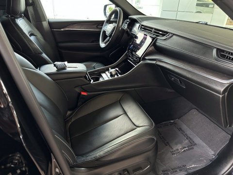 Pre-Owned Diamond Black Crystal Pearlcoat 2025 Jeep Grand Cherokee Overland 4WD - photo 17 - Stock #261021A