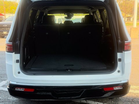 Pre-Owned Bright White Clearcoat 2023 Jeep Wagoneer L Series III 4WD - photo 9 - Stock #A1110