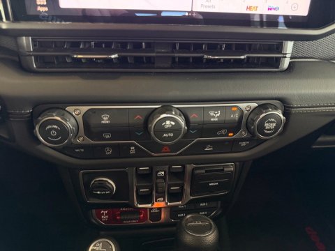 Pre-Owned Anvil Clearcoat 2026 Jeep Gladiator Mojave 4WD - photo 26 - Stock #A1105