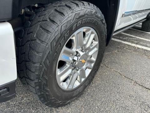 Certified Pre-Owned Iridescent Pearl Tricoat 2024 Chevrolet Silverado 2500HD High Country 4WD - photo 9 - Stock #260992A