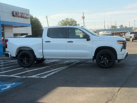 New Summit White 2026 Chevrolet Silverado 1500 Custom RWD - photo 4 - Stock #261328