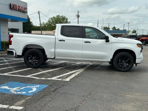 New Summit White 2026 Chevrolet Silverado 1500 Custom RWD - photo 4 - Stock #260974