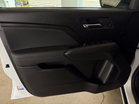 New Summit White 2026 Chevrolet Colorado LT RWD - photo 10 - Stock #261384