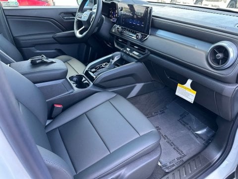 New Summit White 2026 Chevrolet Colorado LT 4WD - photo 15 - Stock #261092