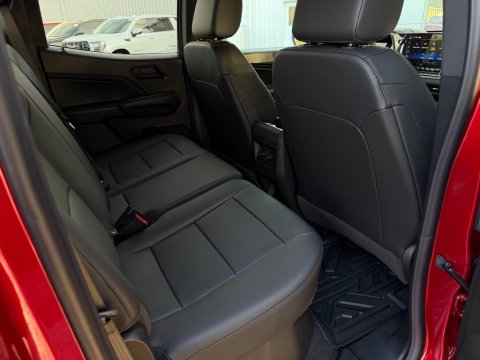 New Radiant Red Tintcoat 2026 Chevrolet Colorado Trail Boss 4WD - photo 17 - Stock #261262