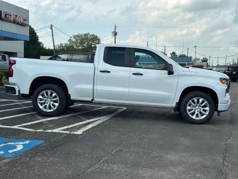 New Summit White 2026 Chevrolet Silverado 1500 Custom RWD - photo 4 - Stock #260831