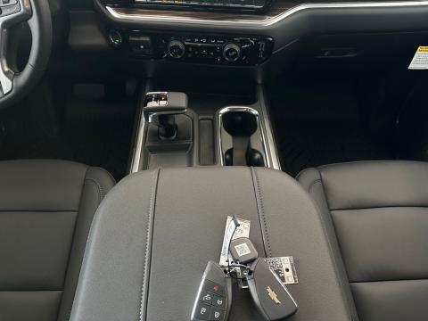 New Summit White 2026 Chevrolet Silverado 1500 RST 4WD - photo 21 - Stock #260775