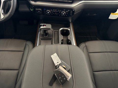 New Polar White Tricoat 2026 Chevrolet Silverado 1500 High Country 4WD - photo 44 - Stock #261342