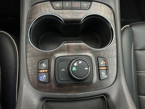 Pre-Owned White Frost Tricoat 2022 GMC Acadia Denali FWD - photo 27 - Stock #260744A