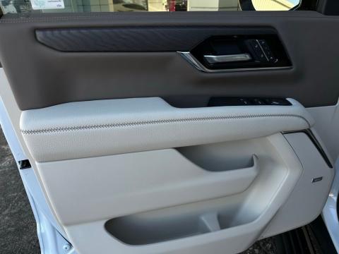 New Glacier White Tricoat 2026 GMC Yukon XL Denali RWD - photo 11 - Stock #260551