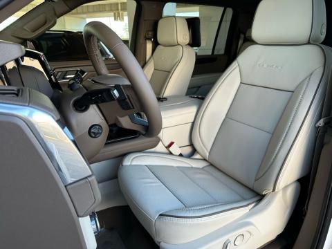 New Glacier White Tricoat 2026 GMC Yukon XL Denali RWD - photo 13 - Stock #260551