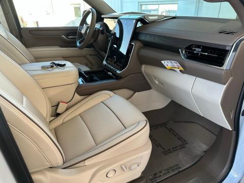 New Glacier White Tricoat 2026 GMC Yukon XL Denali RWD - photo 16 - Stock #260551