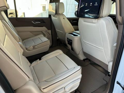 New Glacier White Tricoat 2026 GMC Yukon XL Denali RWD - photo 18 - Stock #260551
