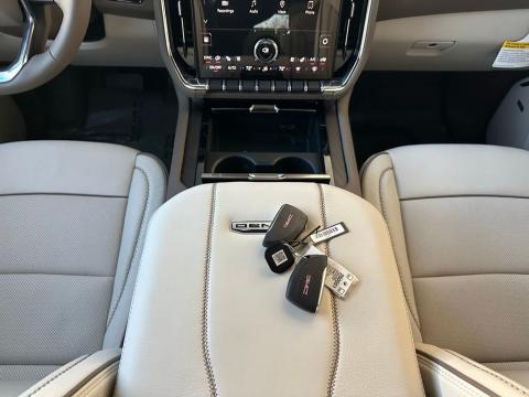 New Glacier White Tricoat 2026 GMC Yukon XL Denali RWD - photo 21 - Stock #260551