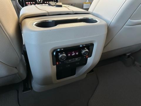 New Glacier White Tricoat 2026 GMC Yukon XL Denali RWD - photo 22 - Stock #260551