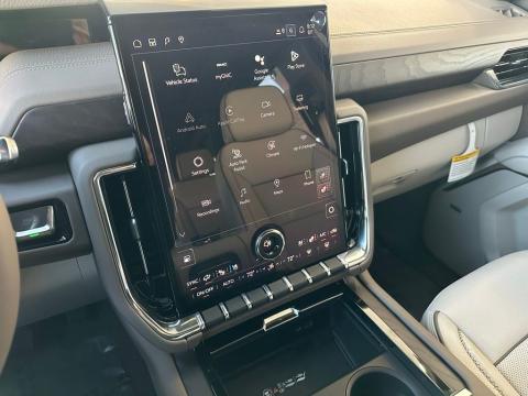 New Glacier White Tricoat 2026 GMC Yukon XL Denali RWD - photo 24 - Stock #260551