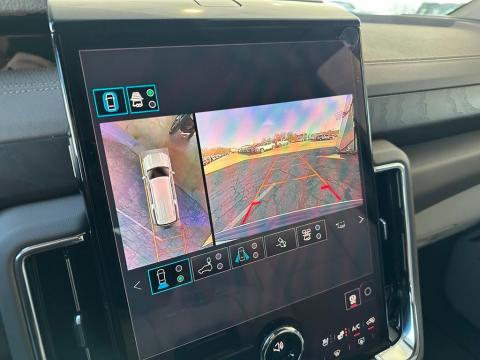 New Glacier White Tricoat 2026 GMC Yukon XL Denali RWD - photo 27 - Stock #260551