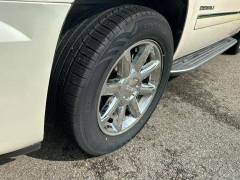 Pre-Owned White Diamond Clearcoat 2011 GMC Yukon XL Denali RWD - photo 10 - Stock #X2475