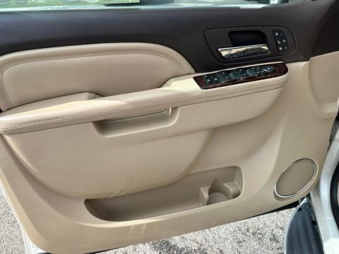 Pre-Owned White Diamond Clearcoat 2011 GMC Yukon XL Denali RWD - photo 13 - Stock #X2475