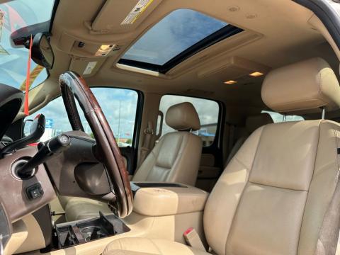 Pre-Owned White Diamond Clearcoat 2011 GMC Yukon XL Denali RWD - photo 16 - Stock #X2475