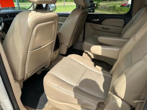 Pre-Owned White Diamond Clearcoat 2011 GMC Yukon XL Denali RWD - photo 17 - Stock #X2475