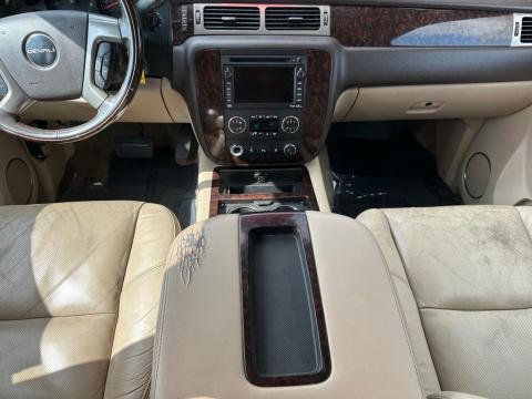 Pre-Owned White Diamond Clearcoat 2011 GMC Yukon XL Denali RWD - photo 23 - Stock #X2475