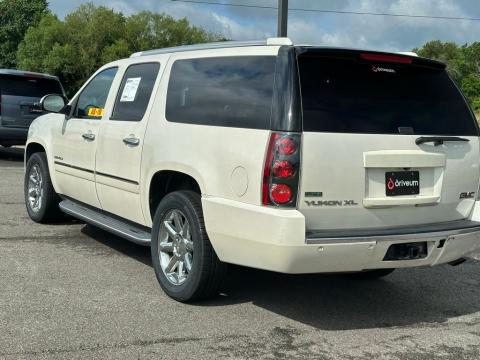 Pre-Owned White Diamond Clearcoat 2011 GMC Yukon XL Denali RWD - photo 7 - Stock #X2475
