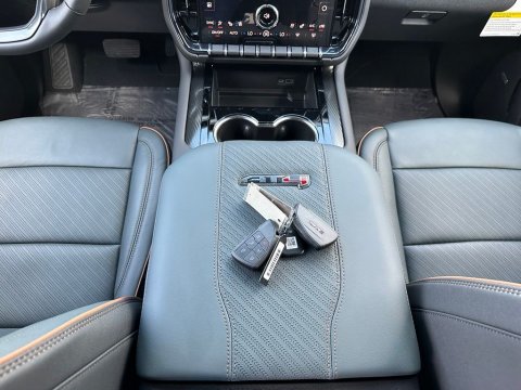 New Summit White 2026 GMC Yukon AT4 4WD - photo 21 - Stock #261016