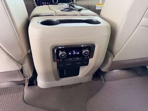 New Glacier White Tricoat 2027 GMC Yukon Denali 4WD - photo 23 - Stock #270057