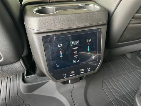 New Glacier White Tricoat 2026 GMC Yukon Denali Ultimate 4WD - photo 22 - Stock #260847