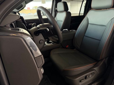 New Onyx Black 2026 GMC Yukon XL AT4 4WD - photo 13 - Stock #261394