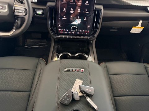 New Summit White 2026 GMC Yukon XL AT4 4WD - photo 21 - Stock #261373