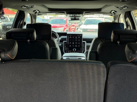 New Summit White 2026 GMC Yukon XL AT4 4WD - photo 9 - Stock #261373