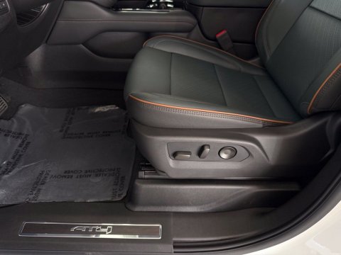 New Summit White 2026 GMC Yukon XL AT4 4WD - photo 13 - Stock #261373