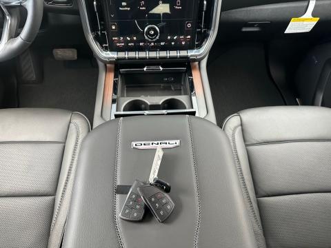 New Sterling Metallic 2026 GMC Yukon XL Denali 4WD - photo 21 - Stock #260527