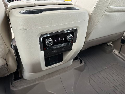 New Glacier White Tricoat 2026 GMC Yukon XL Denali 4WD - photo 22 - Stock #260528