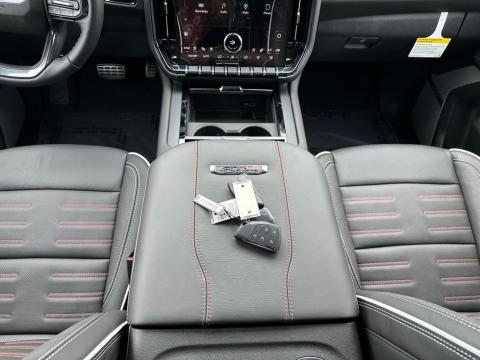 New Onyx Black 2026 GMC Yukon AT4 Ultimate 4WD - photo 21 - Stock #260987