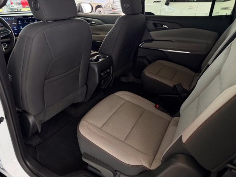 Pre-Owned Summit White 2026 Chevrolet Traverse LT FWD - photo 18 - Stock #A1104