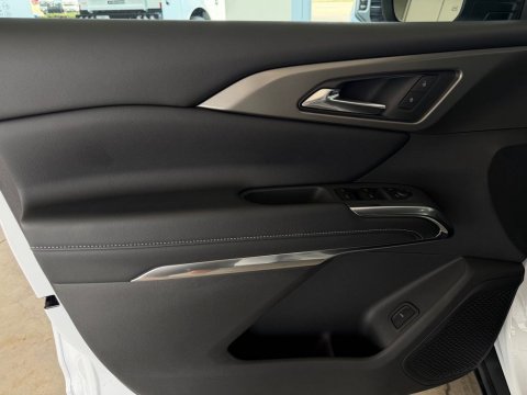 New Summit White 2027 Chevrolet Traverse LT FWD - photo 11 - Stock #270026
