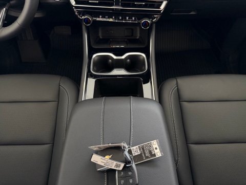 New Summit White 2027 Chevrolet Traverse LT FWD - photo 21 - Stock #270026